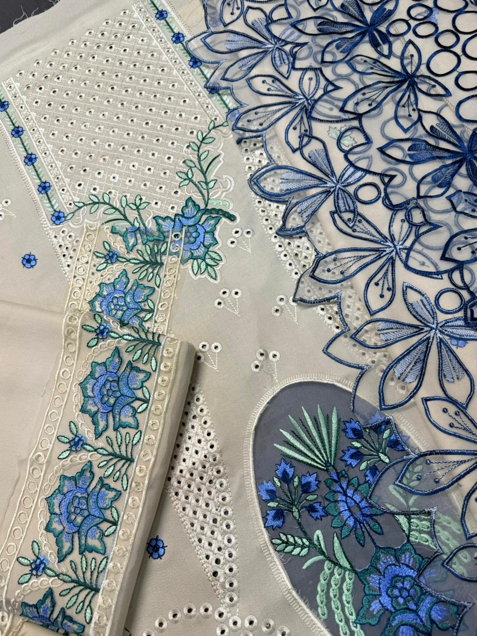 MAHNUR 3pc Wedding Winter Collection Code:71 - Image 5